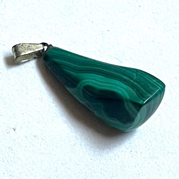 Elegant Emerald Green Stone Pendant - Picture 4 of 7